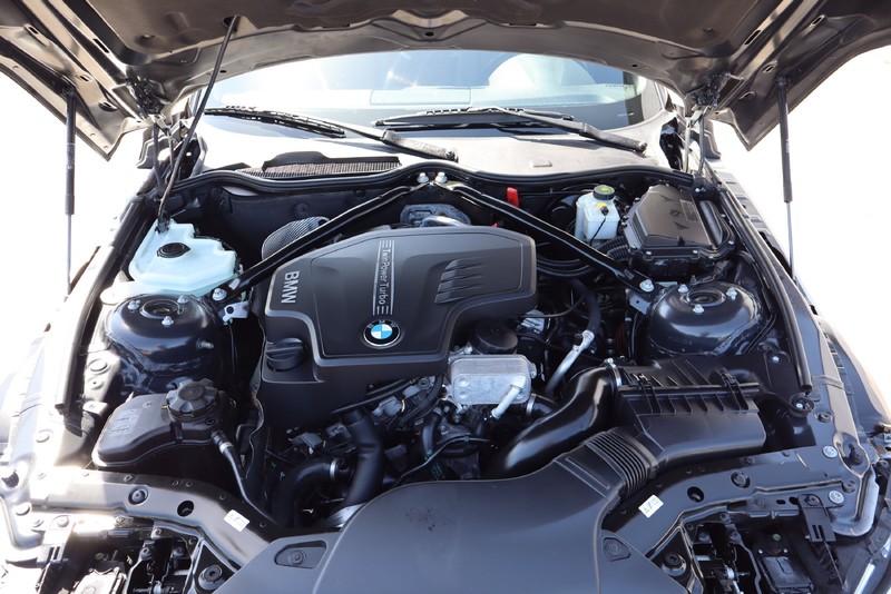 BMW Z4 Vehicle Full-screen Gallery Image 12