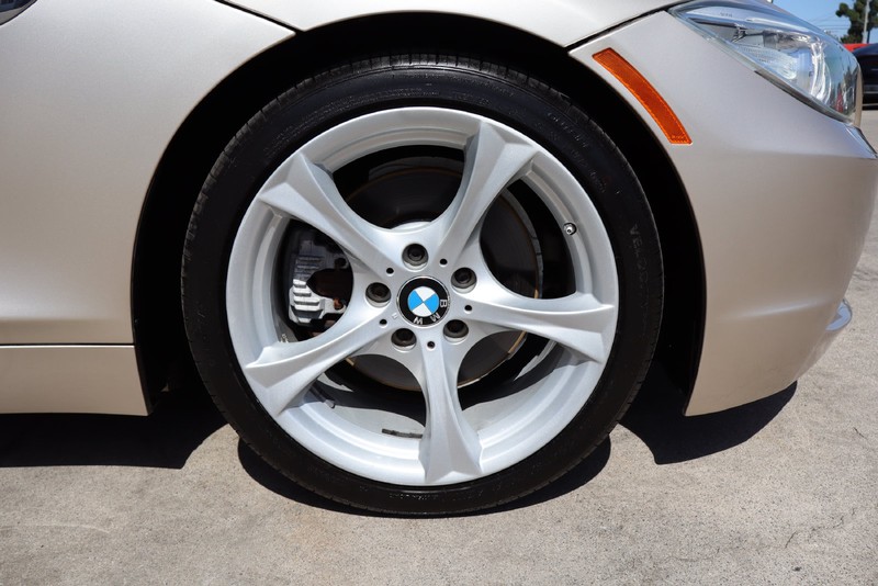BMW Z4 Vehicle Full-screen Gallery Image 13