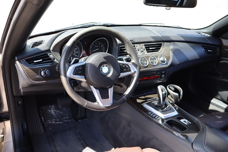 BMW Z4 Vehicle Full-screen Gallery Image 15