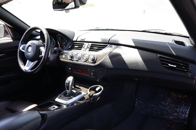 BMW Z4 Vehicle Full-screen Gallery Image 18
