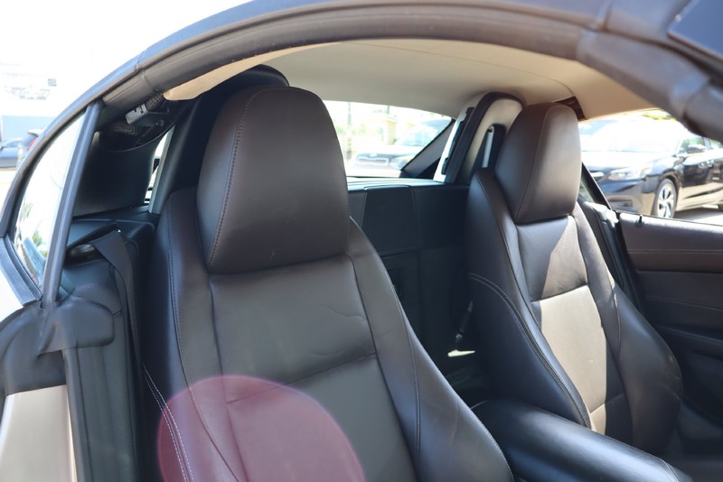 BMW Z4 Vehicle Full-screen Gallery Image 19