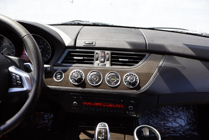 BMW Z4 Vehicle Full-screen Gallery Image 20