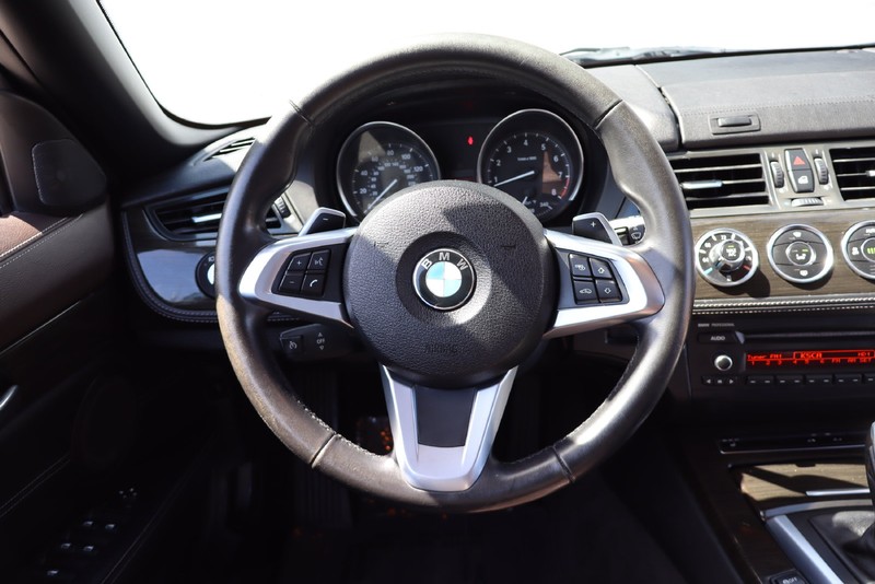 BMW Z4 Vehicle Full-screen Gallery Image 21