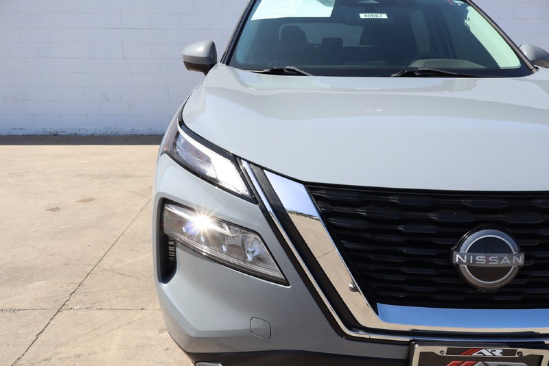 Nissan Rogue Vehicle Full-screen Gallery Image 03