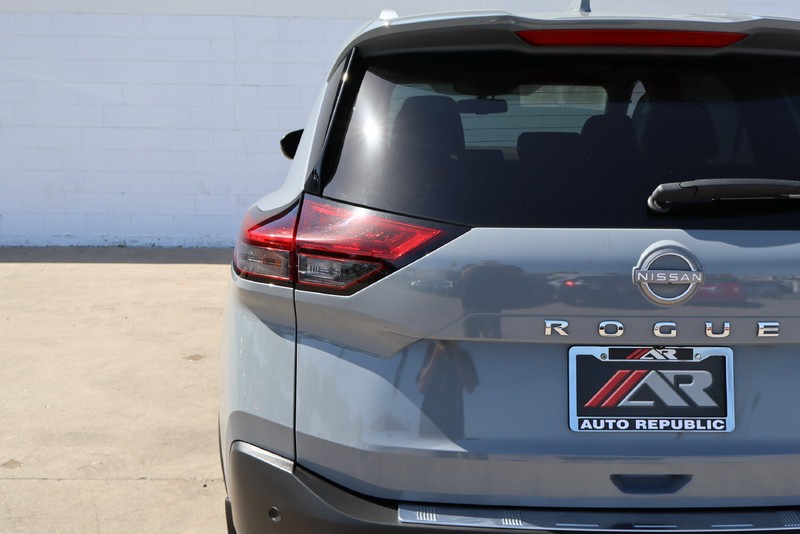 Nissan Rogue Vehicle Full-screen Gallery Image 07