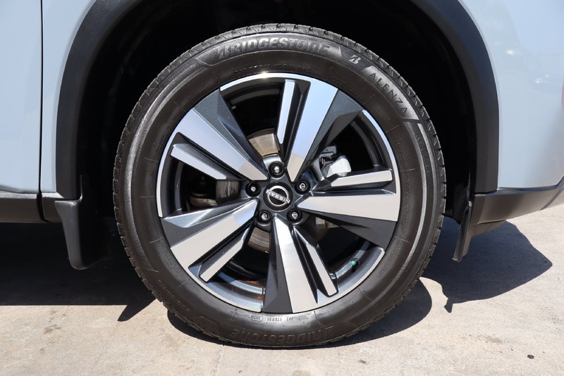 Nissan Rogue Vehicle Full-screen Gallery Image 14