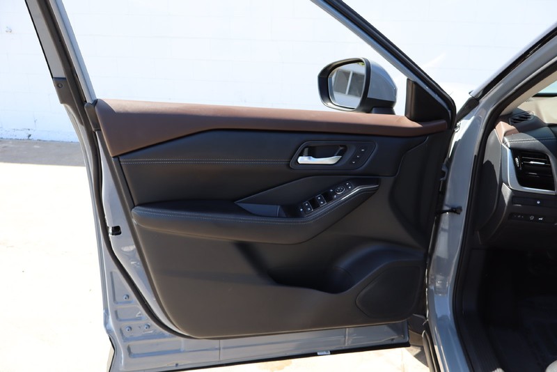 Nissan Rogue Vehicle Full-screen Gallery Image 15