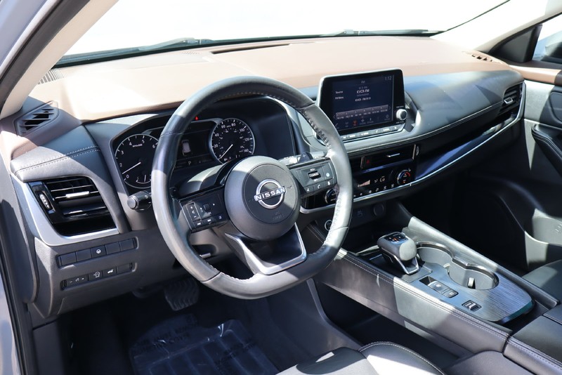 Nissan Rogue Vehicle Full-screen Gallery Image 16