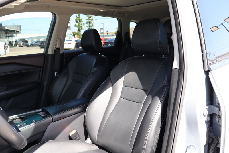 Nissan Rogue Vehicle Full-screen Gallery Image 17