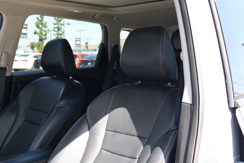 Nissan Rogue Vehicle Full-screen Gallery Image 18