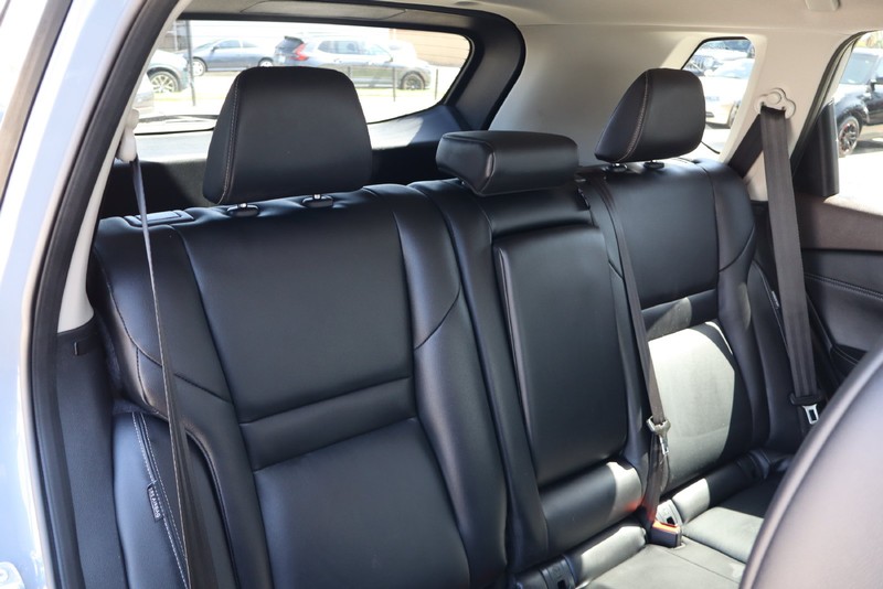 Nissan Rogue Vehicle Full-screen Gallery Image 21