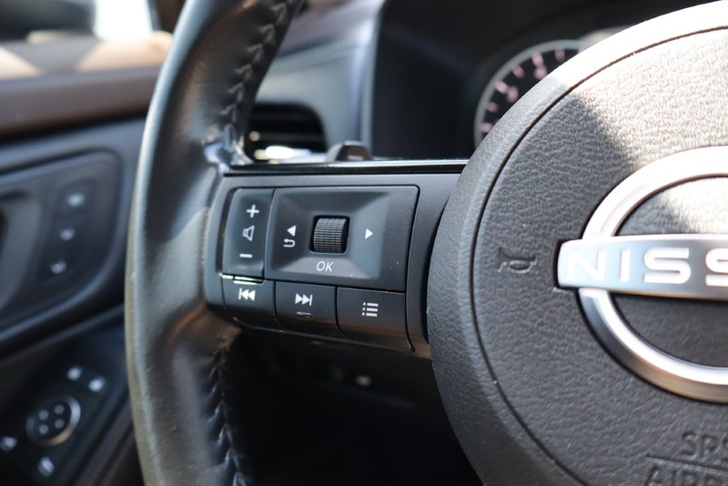 Nissan Rogue Vehicle Full-screen Gallery Image 25