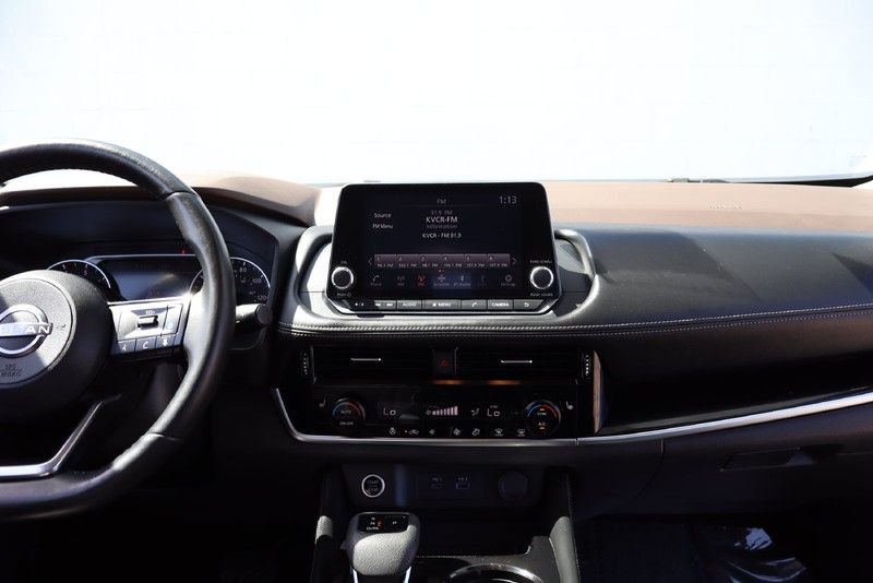Nissan Rogue Vehicle Full-screen Gallery Image 27