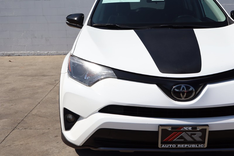 Toyota RAV4 Vehicle Full-screen Gallery Image 03