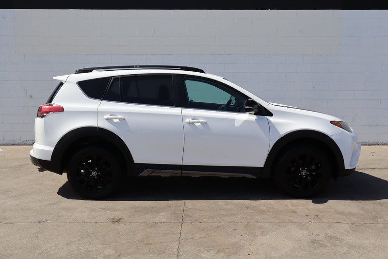 Toyota RAV4 Vehicle Full-screen Gallery Image 04