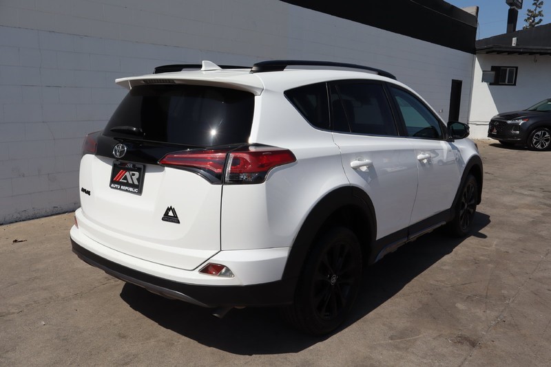 Toyota RAV4 Vehicle Full-screen Gallery Image 05