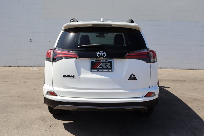 Toyota RAV4 Vehicle Full-screen Gallery Image 06