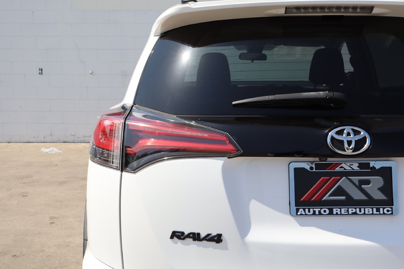 Toyota RAV4 Vehicle Full-screen Gallery Image 07