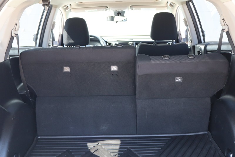 Toyota RAV4 Vehicle Full-screen Gallery Image 08