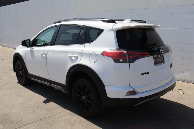 Toyota RAV4 Vehicle Full-screen Gallery Image 09