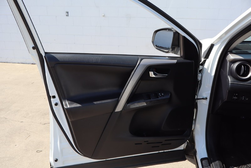 Toyota RAV4 Vehicle Full-screen Gallery Image 14