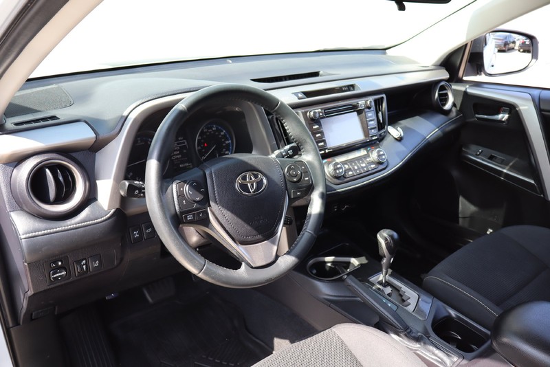 Toyota RAV4 Vehicle Full-screen Gallery Image 15