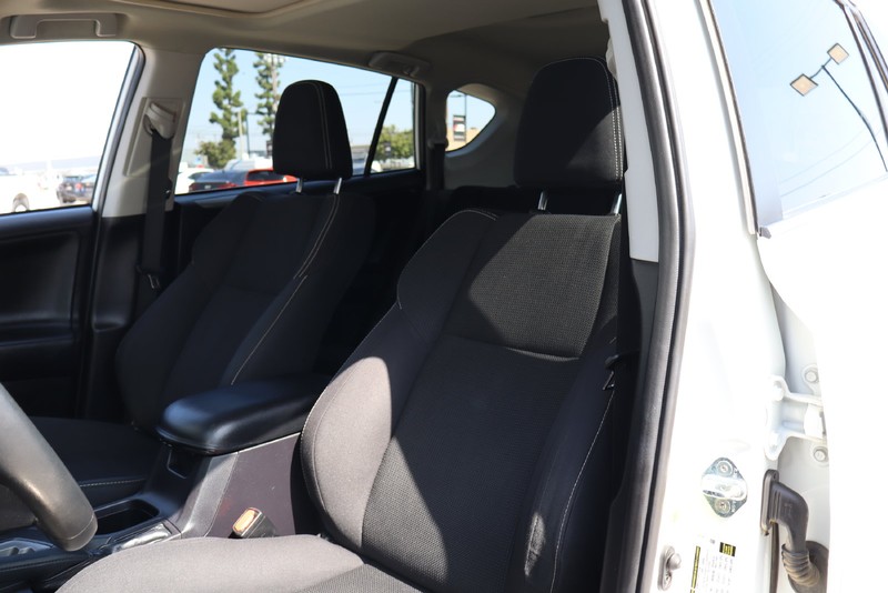 Toyota RAV4 Vehicle Full-screen Gallery Image 16