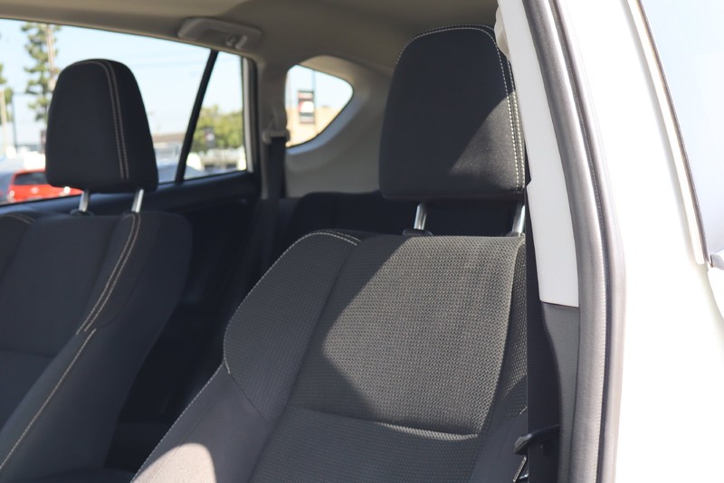 Toyota RAV4 Vehicle Full-screen Gallery Image 17