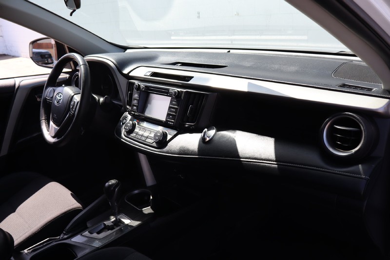 Toyota RAV4 Vehicle Full-screen Gallery Image 18