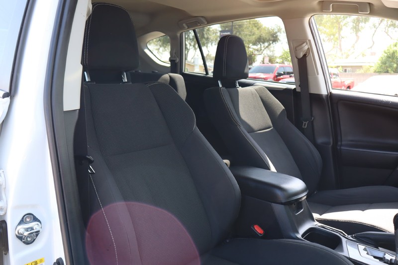 Toyota RAV4 Vehicle Full-screen Gallery Image 19