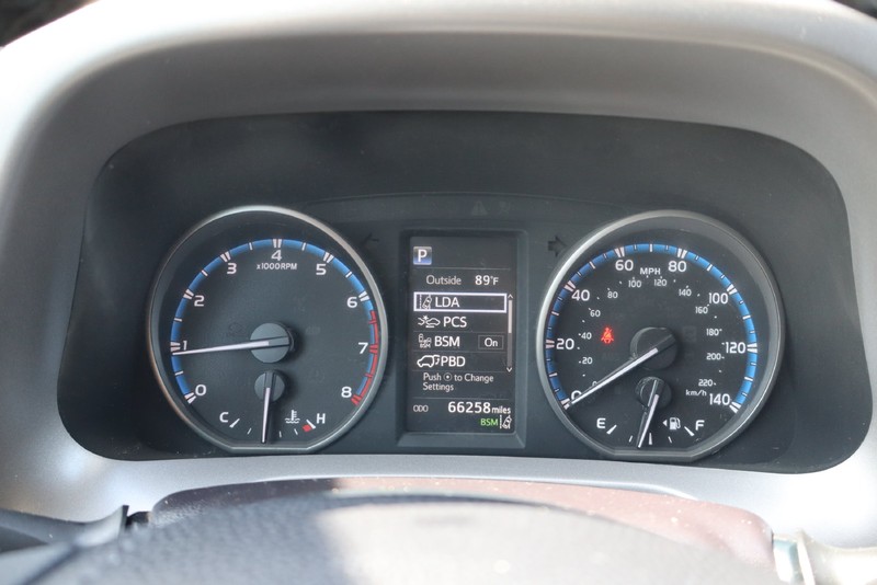 Toyota RAV4 Vehicle Full-screen Gallery Image 22