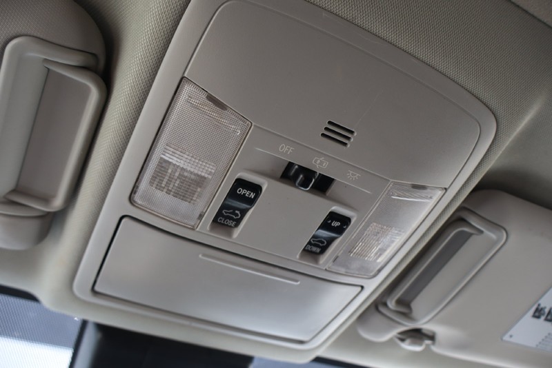 Toyota RAV4 Vehicle Full-screen Gallery Image 30
