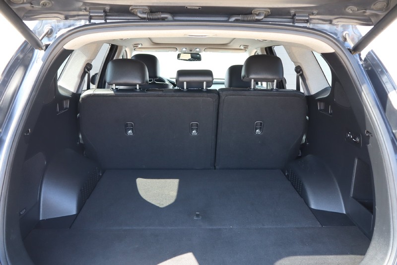 Hyundai Santa Fe Vehicle Full-screen Gallery Image 08