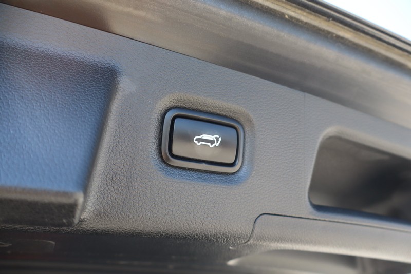 Hyundai Santa Fe Vehicle Full-screen Gallery Image 09