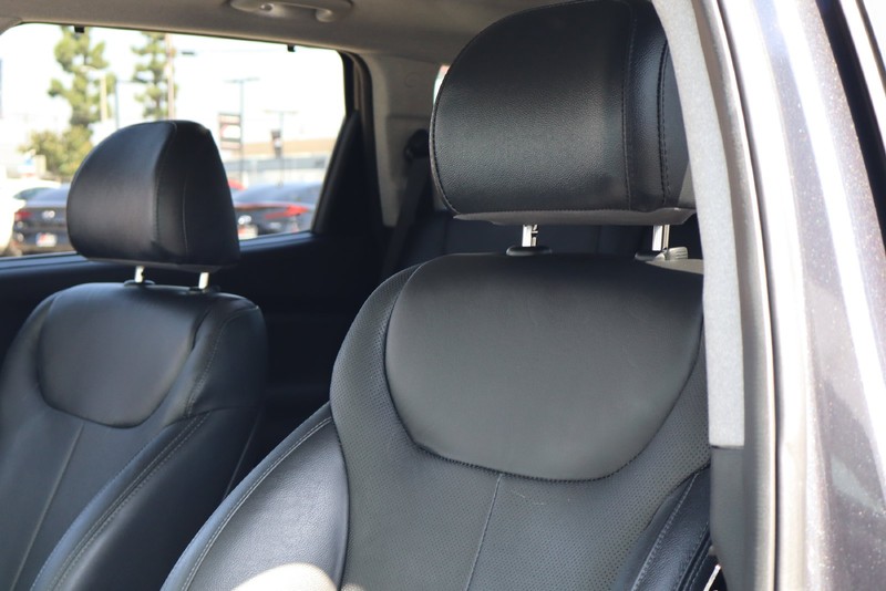 Hyundai Santa Fe Vehicle Full-screen Gallery Image 18