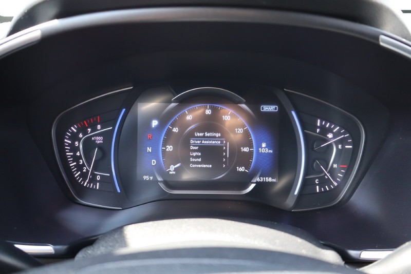 Hyundai Santa Fe Vehicle Full-screen Gallery Image 23