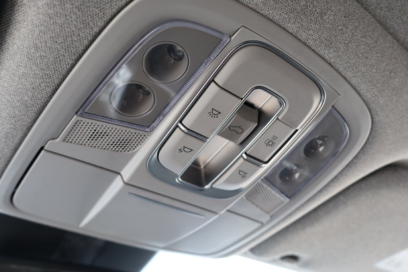 Hyundai Santa Fe Vehicle Full-screen Gallery Image 30
