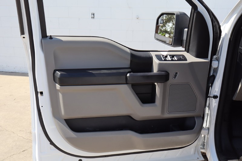 Ford F-150 Vehicle Full-screen Gallery Image 14