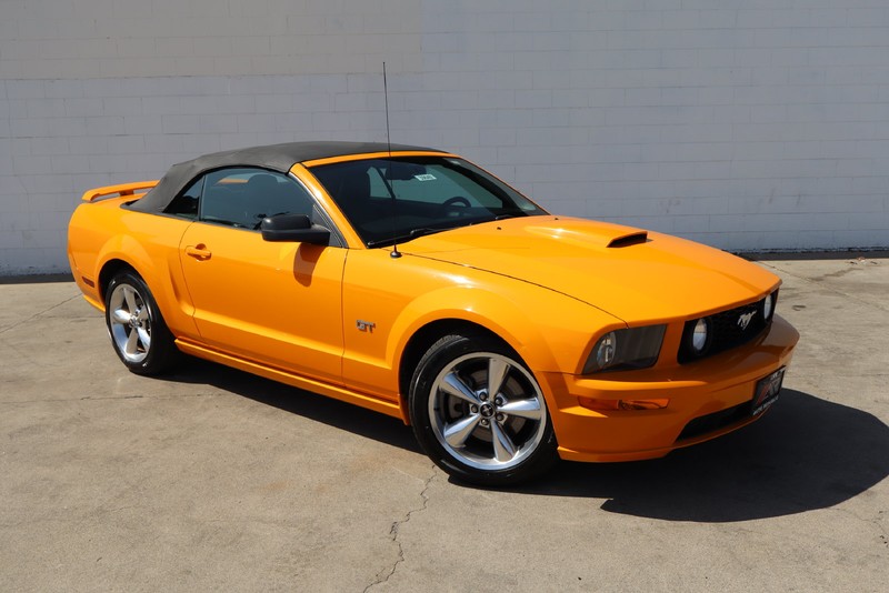 Ford Mustang Vehicle Full-screen Gallery Image 01