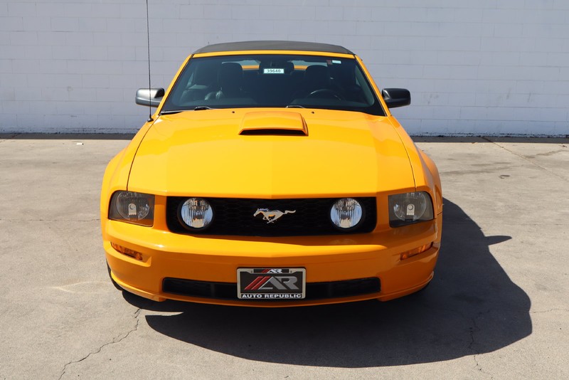 Ford Mustang Vehicle Full-screen Gallery Image 02