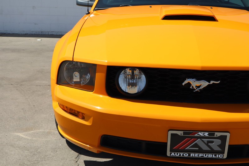 Ford Mustang Vehicle Full-screen Gallery Image 03