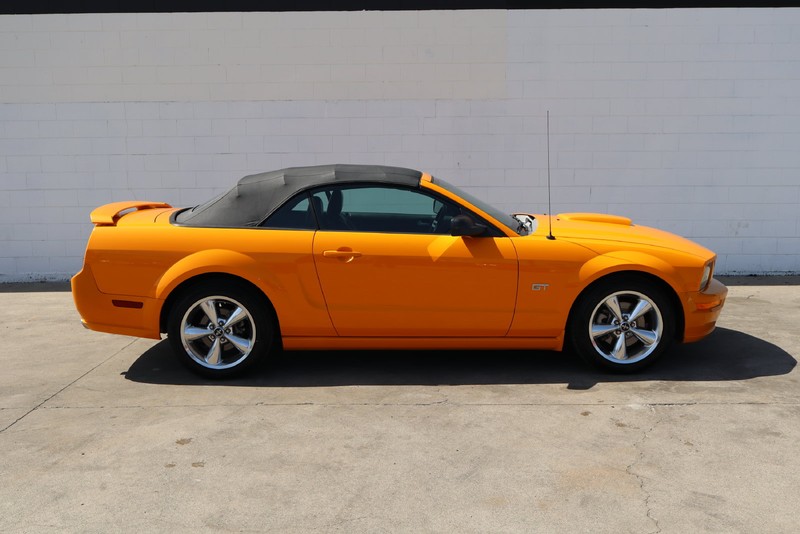 Ford Mustang Vehicle Full-screen Gallery Image 04