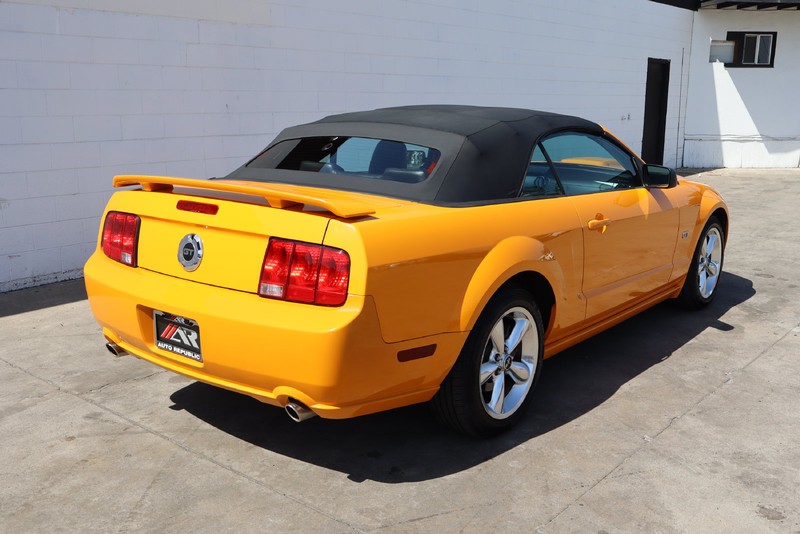 Ford Mustang Vehicle Full-screen Gallery Image 05