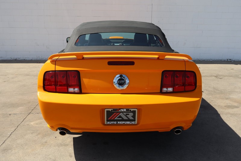 Ford Mustang Vehicle Full-screen Gallery Image 06