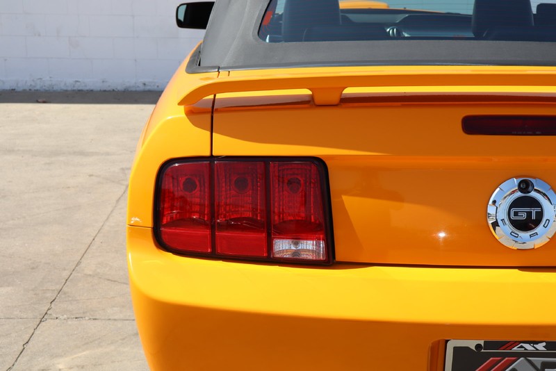 Ford Mustang Vehicle Full-screen Gallery Image 07
