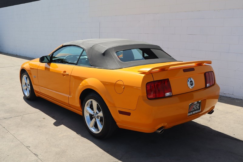 Ford Mustang Vehicle Full-screen Gallery Image 08