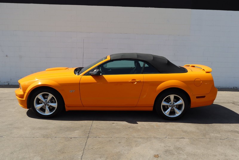 Ford Mustang Vehicle Full-screen Gallery Image 09