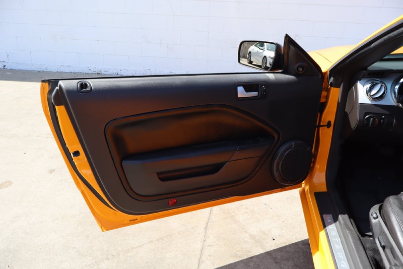Ford Mustang Vehicle Full-screen Gallery Image 13