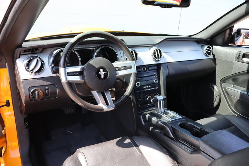 Ford Mustang Vehicle Full-screen Gallery Image 14