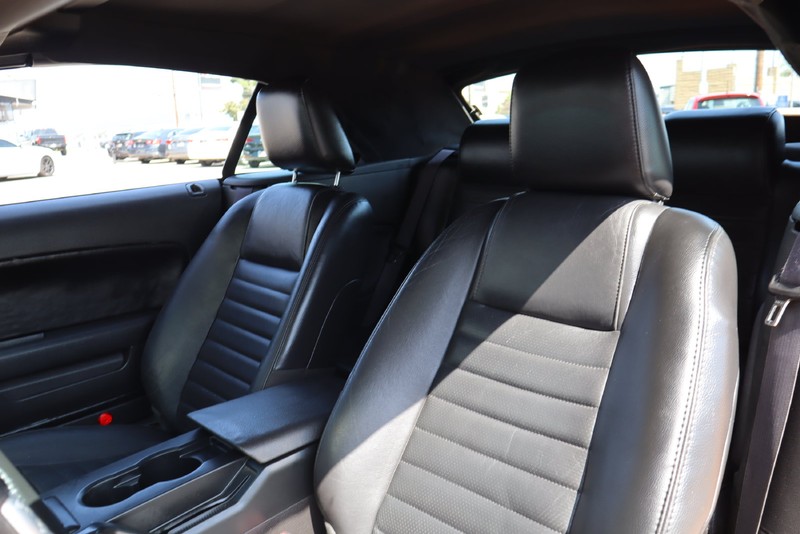 Ford Mustang Vehicle Full-screen Gallery Image 15